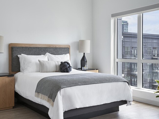 Designer-Furnished One Bedroom Apartment Suite - Sentral SoBro Apartments