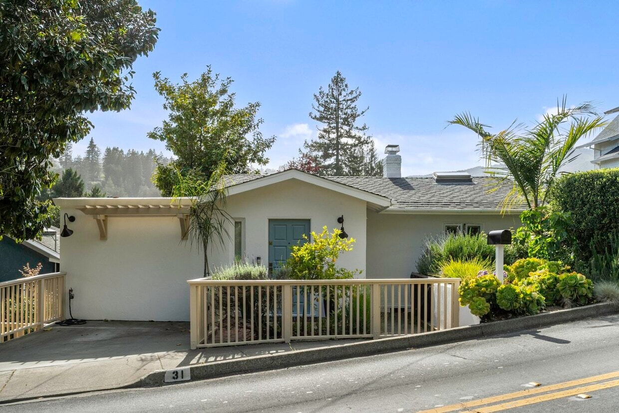 Primary Photo - 31 Carmelita Ave
