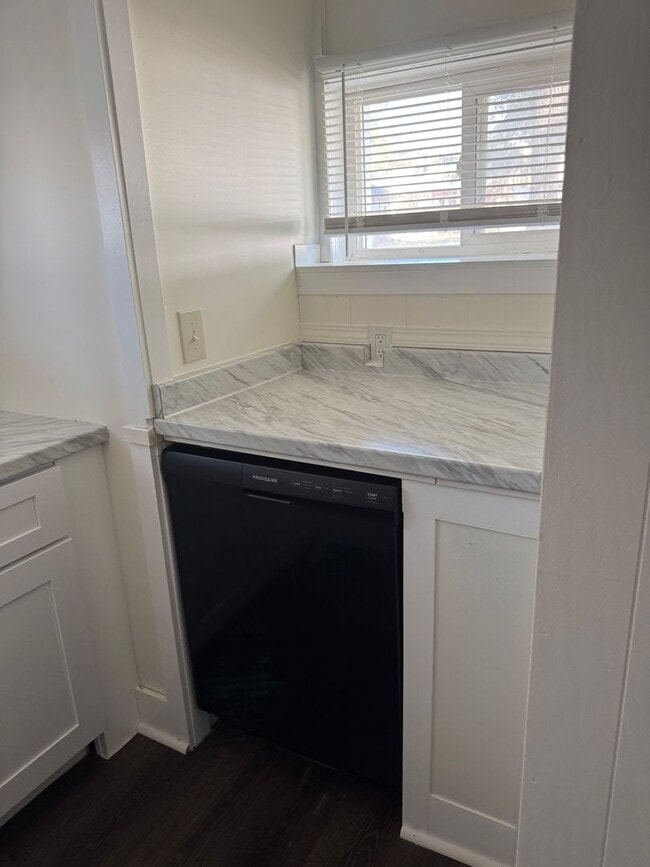 Building Photo - One Bedroom Lower Apartment