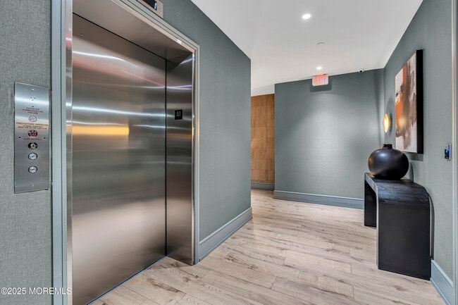 Building Photo - 527 Bangs Ave