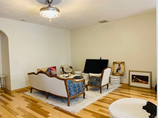Foto del edificio - Beautiful 3 bedroom 2.5 bathroom townhome ...