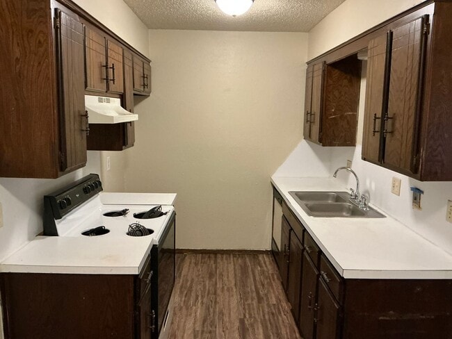 Photo - 2 bed, 1 bath with a 1 car garage duplex for rent in Moore near NW 27th and Shields.  New Paint a... House
