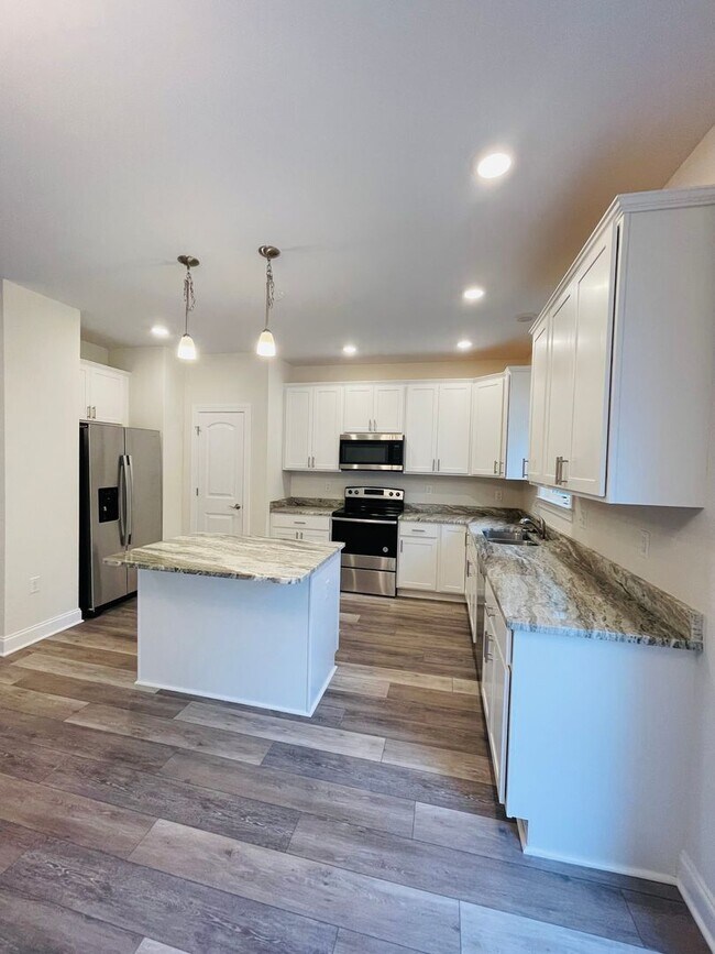 Foto del edificio - *BRAND NEW!* Townhouse for Rent in Crescen...