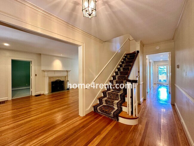 Foto del edificio - Charming Dutch Colonial in Brookside w/ an Updated Kitchen, Wood Floors, Fenced Yard and a Finish...