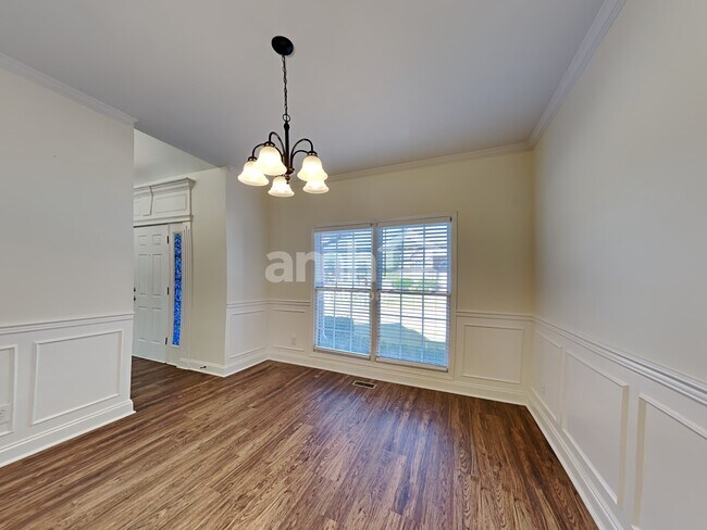 Building Photo - 402 Carmel Dr
