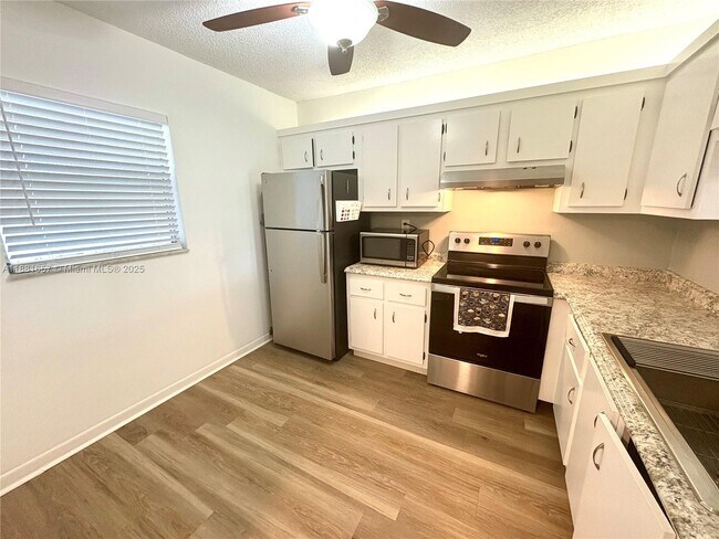 Foto del edificio - 2860 Somerset Dr