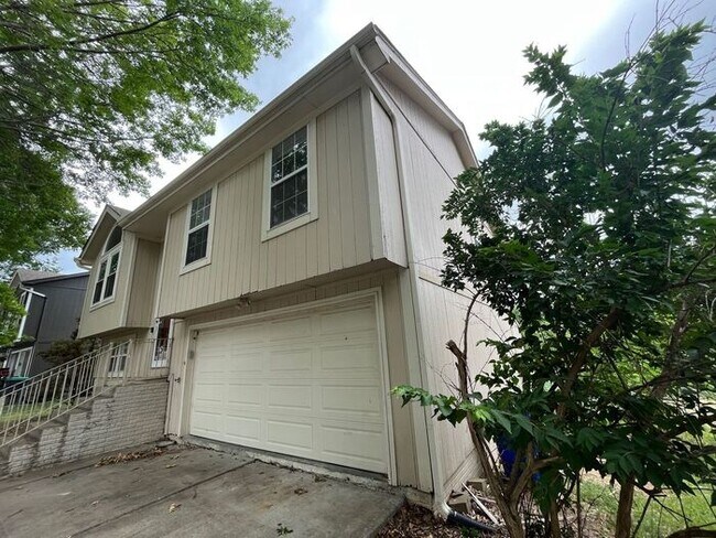 Building Photo - New Price! Gorgeous 3 Bedroom, 2 Bathroom,...