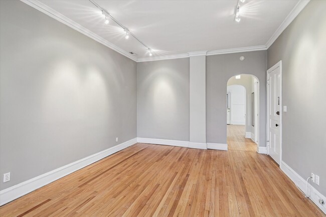 Building Photo - 3818 N Hermitage Ave