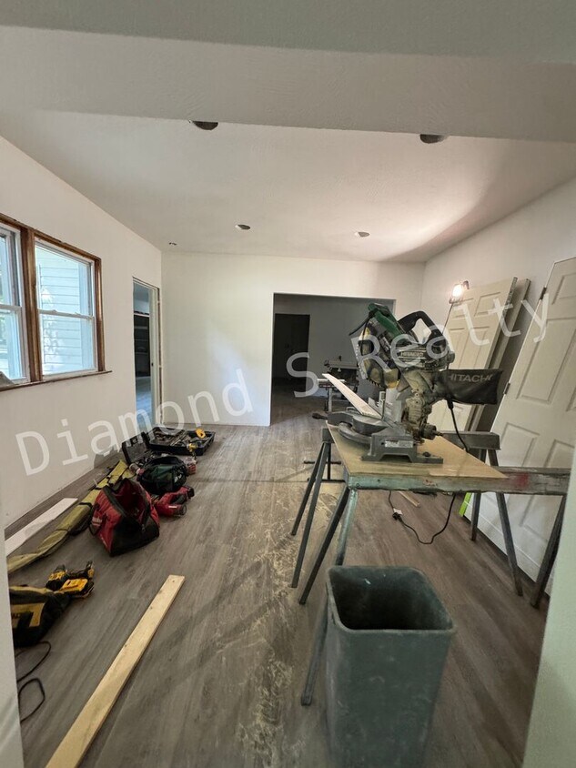 Building Photo - Charming 5 Bedroom off of South National Ave