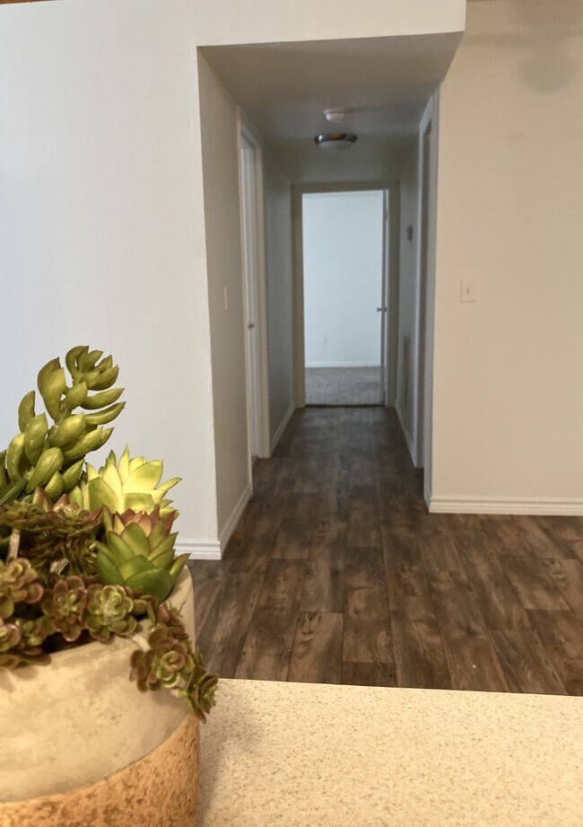 Hermosos pisos imitación madera - The Trails Apartments