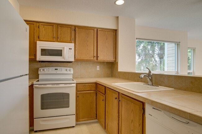 Building Photo - Downtown Mercer Island Condo Available Now!