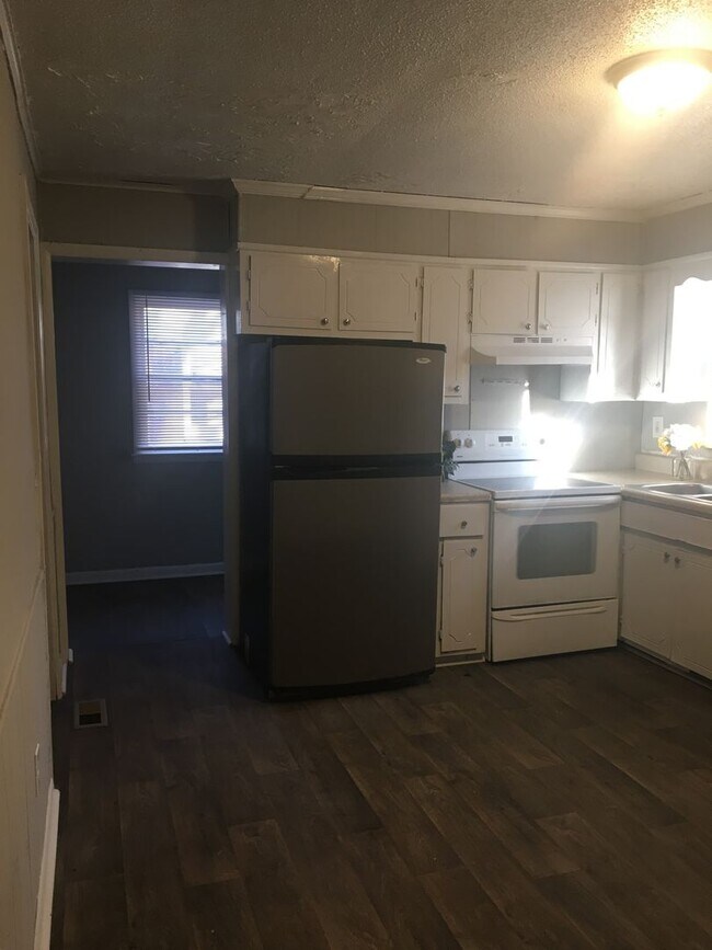 Building Photo - COMING SOON! 3 BEDROOM HOUSE!  DEPOSIT-FRE...