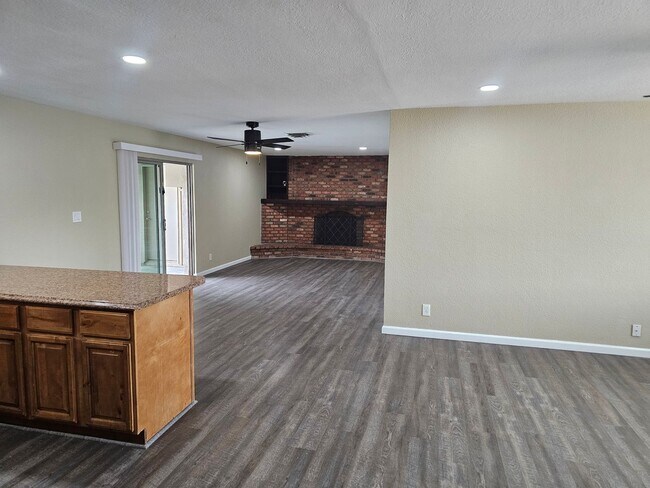 Building Photo - Spacious 4 bd room 2-bth home with pool in...