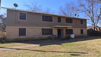 Building Photo - 400 Oak Dr