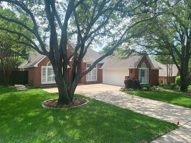 Foto del edificio - Lovely one story, four-bedroom home nestle...