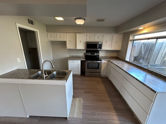 Building Photo - Enjoy a convenient and stylish living!