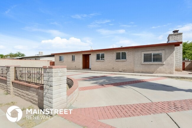 Building Photo - 1808 W Riverview St