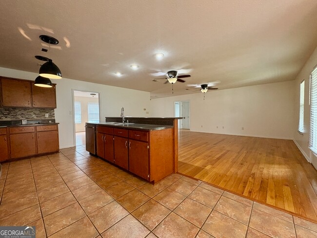 Building Photo - 219 Fairway Dr