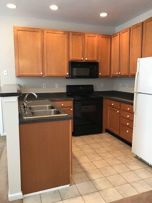 Building Photo - Adorable 1 bedroom 1 bath condo with garag...