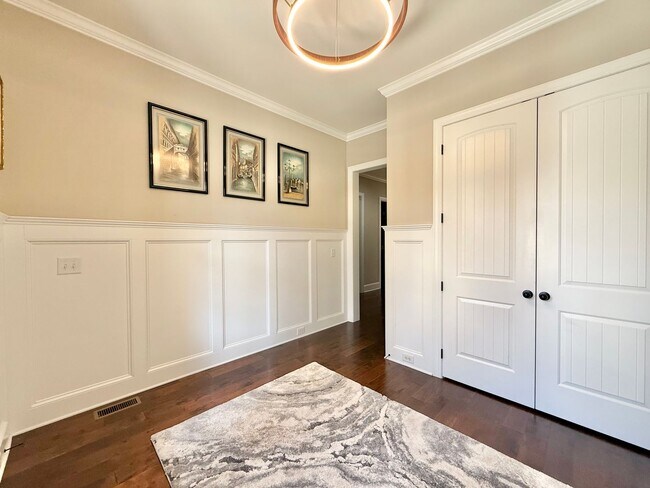 Foto del edificio - Luxurious 3BD, 4BA Raleigh Townhome with a Bonus Sunroom, Jacuzzi, and Large Upstairs Loft within...