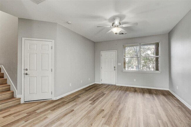 Foto del edificio - 512 Eberhart Ln