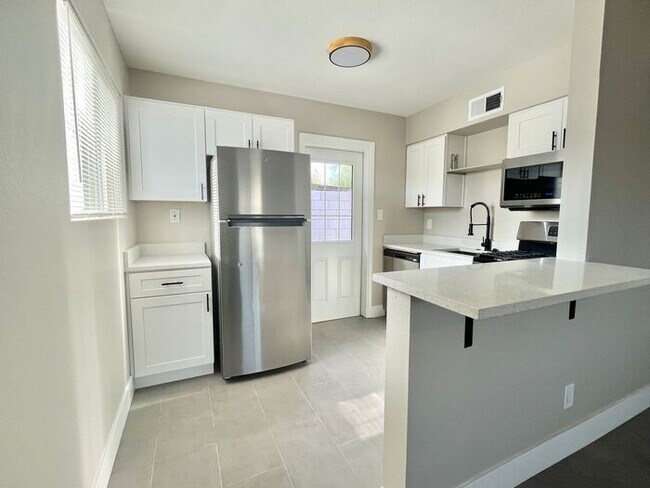 Foto del edificio - Move In Ready 1 Bed 1 Bath Duplex