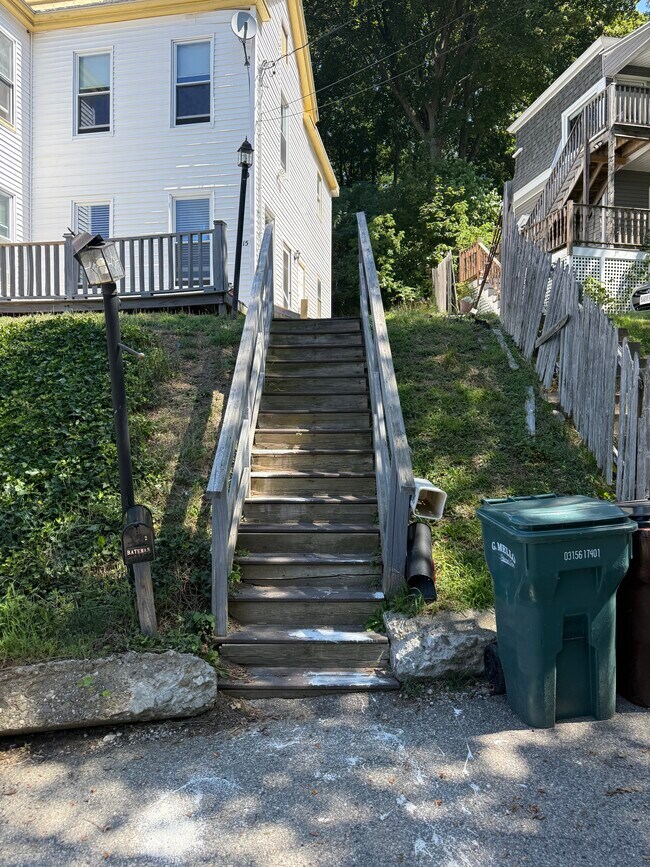 escaleras a la entrada - 15 Atlantic Ave