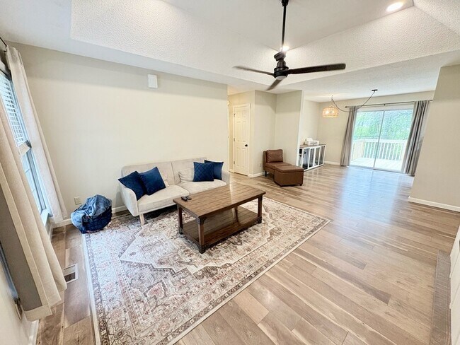 Foto del edificio - 415 Mayfield Dr