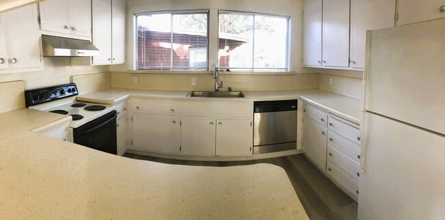 Building Photo - 4950 Beach Ave