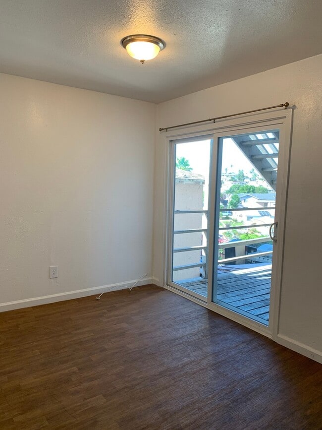 Building Photo - 4077 Oakcrest Dr