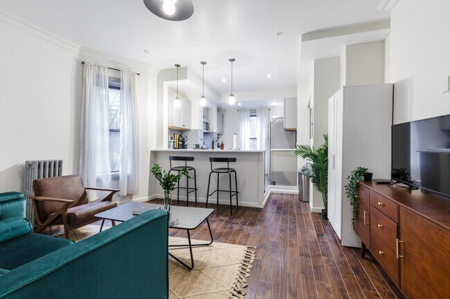 Foto del edificio - ROOM ONLY in 4-bed/2.0-bath Home