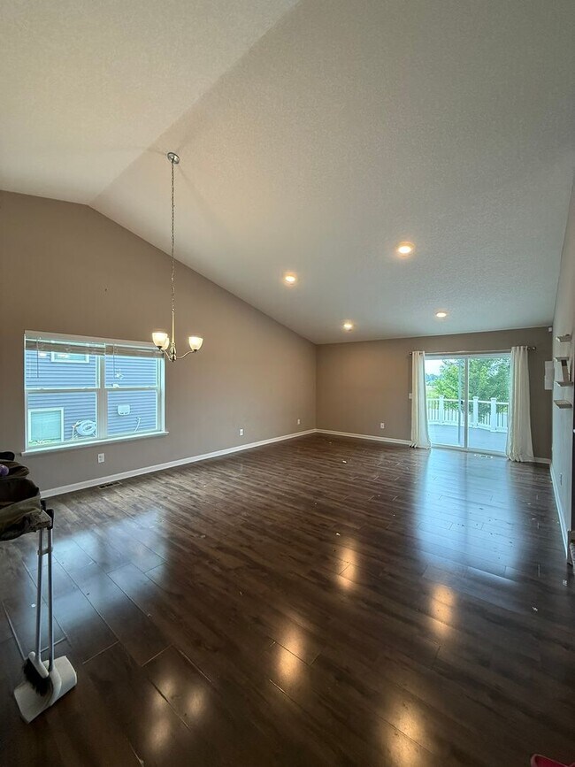 Foto del edificio - Spacious 4?BD | 2?BA Home with Finished Lower Walkout | 3-Car Garage | Woodbury
