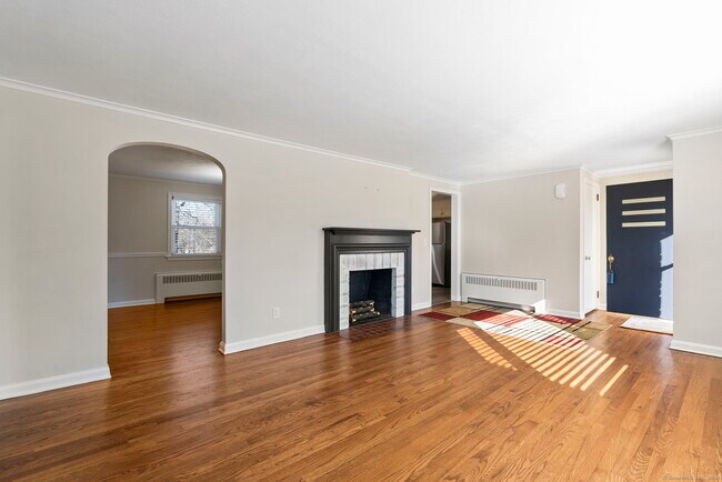 Building Photo - 19 Woodside Dr