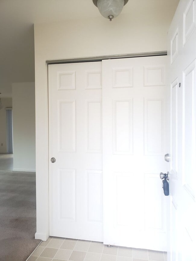 Building Photo - 909 Gellatly Ave