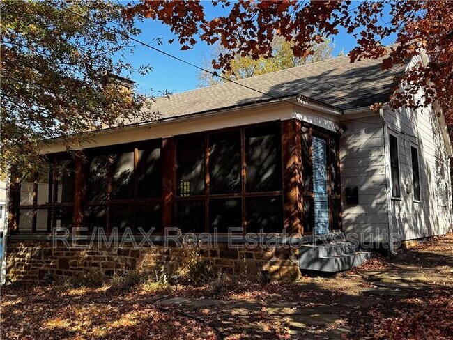 Building Photo - 610 N Olive Ave