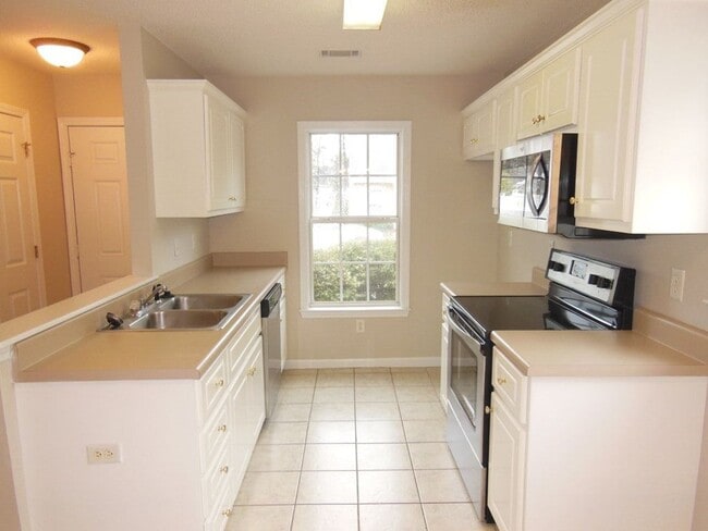 Building Photo - 2 Bedroom 2 Bath Townouse