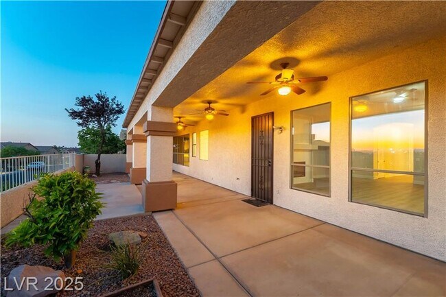 Building Photo - Amazing single story 3-bedroom home with o...