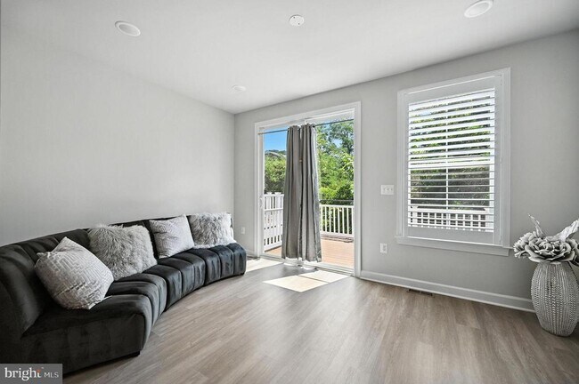 Foto del edificio - 7233 Mountaineer Dr