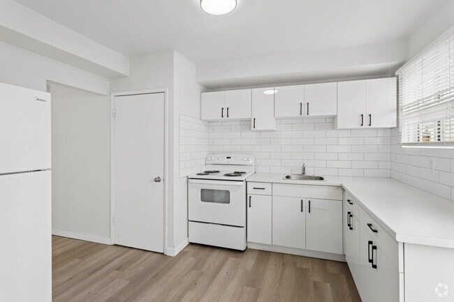 2BR, 1BA - 850SF - Kitchen - Wedgewood Townhomes