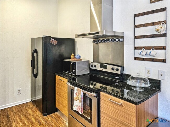 Foto del edificio - 421 W San Antonio St