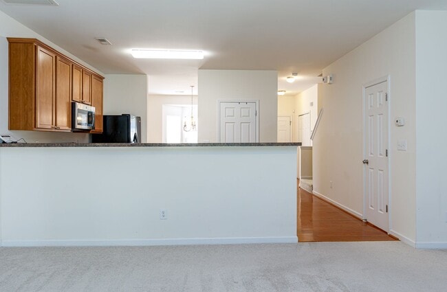 Building Photo - Beautiful Maintenance Free 3 bedroom 2.5 b...