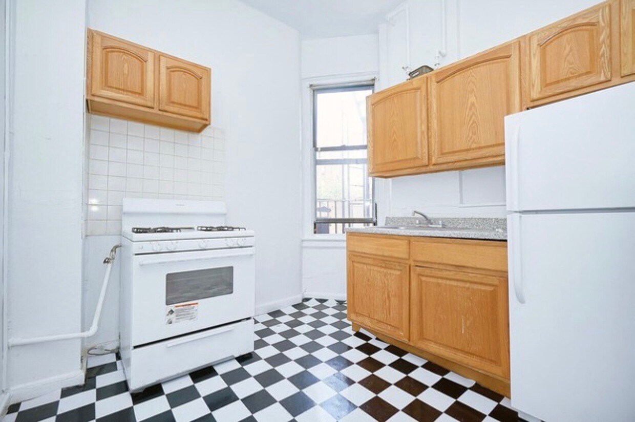 Primary Photo - 674 Academy St