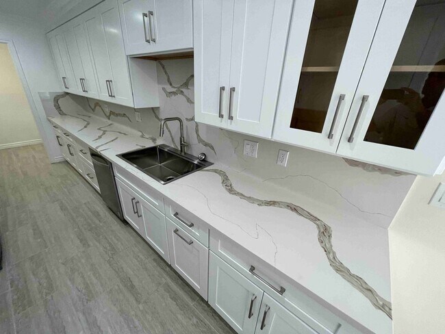 Foto del edificio - COMPLETELY UPDATED AND REMODELED ENCINO SP...