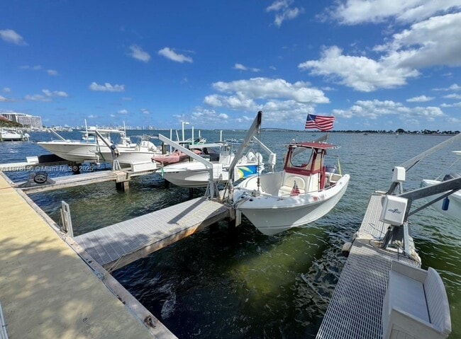 Building Photo - 2201 Brickell Ave