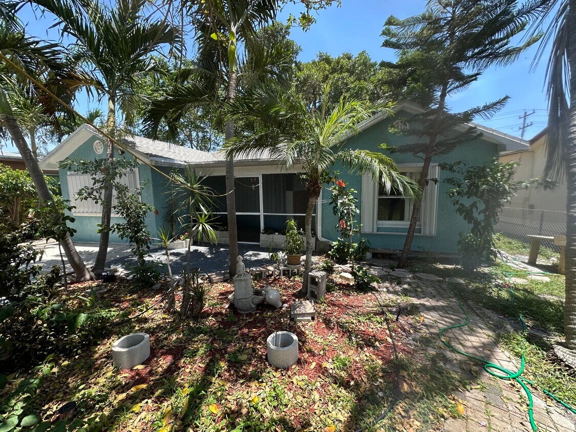 Primary Photo - 326 N B St