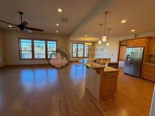 Foto del edificio - Custom Built Home with Lots of Unique Amenities- Workshop Area Plus 2 Car Garage!