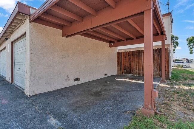 Building Photo - 349 N Eucalyptus Ave