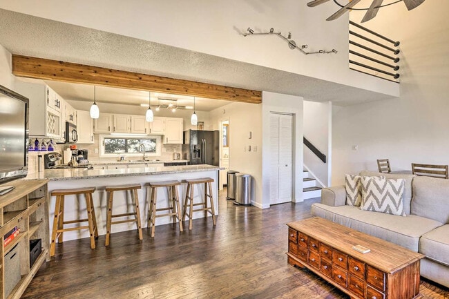 Building Photo - 163 Burgundy Cir