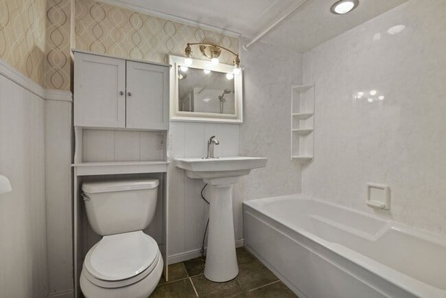 Building Photo - Newly Renovated 4-Bedroom House with Moder...