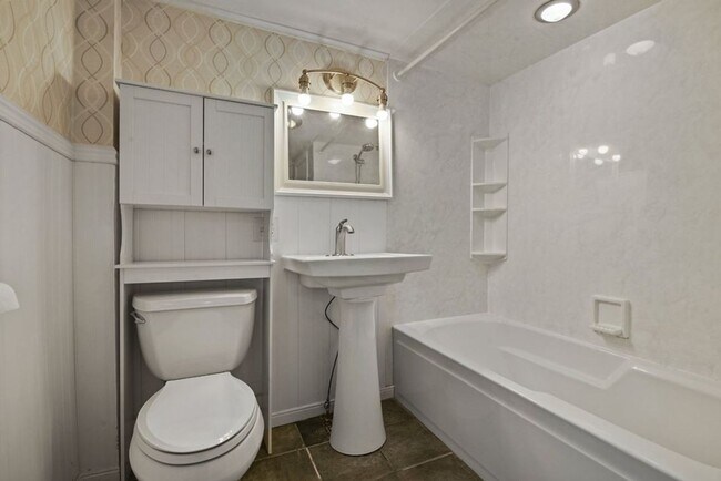 Foto del edificio - Newly Renovated 4-Bedroom House with Moder...